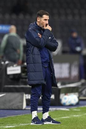 13.12.2024, xtgx, Fussball 2. Bundesliga, Hertha BSC Berlin - SC Preussen Muenster emspor, v.l. Cristian Fiel (Hertha, Trainer) nachdenklich enttaeuscht, enttäuscht, schaut enttaeuscht, niedergeschlagen, disappointed (DFL DFB REGULATIONS PROHIBIT ANY USE OF PHOTOGRAPHS as IMAGE SEQUENCES and or QUASI-VIDEO) Berlin