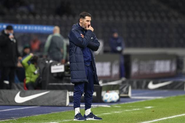 13.12.2024, xtgx, Fussball 2. Bundesliga, Hertha BSC Berlin - SC Preussen Muenster emspor, v.l. Cristian Fiel (Hertha, Trainer) nachdenklich enttaeuscht, enttäuscht, schaut enttaeuscht, niedergeschlagen, disappointed (DFL DFB REGULATIONS PROHIBIT ANY USE OF PHOTOGRAPHS as IMAGE SEQUENCES and or QUASI-VIDEO) Berlin