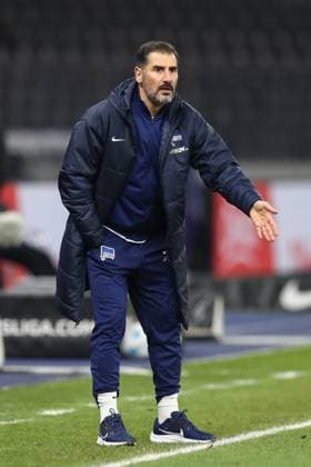 13.12.2024, xtgx, Fussball 2. Bundesliga, Hertha BSC Berlin - SC Preussen Muenster emspor, v.l. Cristian Fiel (Hertha, Trainer) gibt Anweisungen, gestikuliert mit den Armen, gesticulate, gives instructions (DFL DFB REGULATIONS PROHIBIT ANY USE OF PHOTOGRAPHS as IMAGE SEQUENCES and or QUASI-VIDEO) Berlin