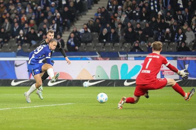13.12.2024, xtgx, Fussball 2. Bundesliga, Hertha BSC Berlin - SC Preussen Muenster emspor, v.l. Derry Scherhant (Hertha, 39) schiesst den Ball aufs Tor, Torschuss, Schuss (DFL DFB REGULATIONS PROHIBIT ANY USE OF PHOTOGRAPHS as IMAGE SEQUENCES and or QUASI-VIDEO) Berlin