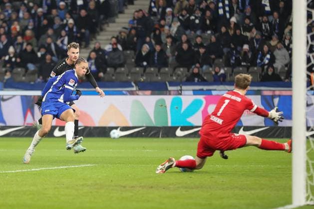 13.12.2024, xtgx, Fussball 2. Bundesliga, Hertha BSC Berlin - SC Preussen Muenster emspor, v.l. Derry Scherhant (Hertha, 39) schiesst den Ball aufs Tor, Torschuss, Schuss (DFL DFB REGULATIONS PROHIBIT ANY USE OF PHOTOGRAPHS as IMAGE SEQUENCES and or QUASI-VIDEO) Berlin