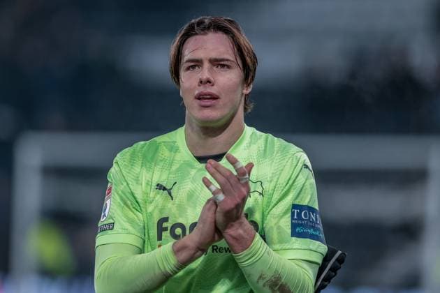 Derby County v Portsmouth EFL Sky Bet Championship 13 12 2024. Jacob Widell Zetterstrom of Derby County applauds the fans during the EFL Sky Bet Championship match between Derby County and Portsmouth at the Pride Park, Derby, England on 13 December 2024. Editorial use only DataCo restrictions apply See www.football-dataco.com , Copyright: xJezxTighex PSI-21059-0115