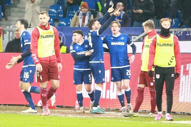 13.12.2024, xrekx, Fussball 2.Bundesliga, Karlsruher SC - Jahn Regensburg emspor, v.l. Luca Pfeiffer (Karlsruher SC) Robin Heußer (Karlsruher SC) Fabian Schleusener (Karlsruher SC) David Herold (Karlsruher SC) bejubeln das 4:2 mit den Fans (DFL DFB REGULATIONS PROHIBIT ANY USE OF PHOTOGRAPHS as IMAGE SEQUENCES and or QUASI-VIDEO) Karlsruhe