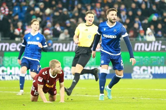 13.12.2024, xrekx, Fussball 2.Bundesliga, Karlsruher SC - Jahn Regensburg emspor, v.l. Louis Breunig (SSV Jahn Regensburg) Schiedsrichter: Felix Prigan Fabian Schleusener (Karlsruher SC) (DFL DFB REGULATIONS PROHIBIT ANY USE OF PHOTOGRAPHS as IMAGE SEQUENCES and or QUASI-VIDEO) Karlsruhe