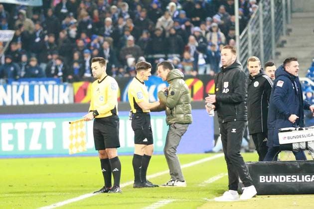 13.12.2024, xrekx, Fussball 2.Bundesliga, Karlsruher SC - Jahn Regensburg emspor, v.l. Schiedsrichter: Felix Prgan und Trainer: Christian Eichner (Karlsruher SC) (DFL DFB REGULATIONS PROHIBIT ANY USE OF PHOTOGRAPHS as IMAGE SEQUENCES and or QUASI-VIDEO) Karlsruhe