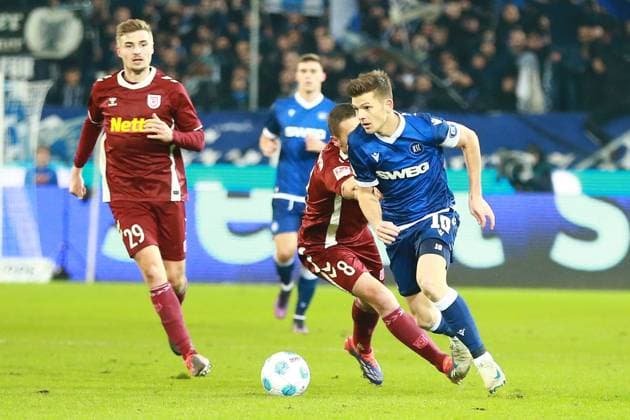 13.12.2024, xrekx, Fussball 2.Bundesliga, Karlsruher SC - Jahn Regensburg emspor, v.l. Elias Huth (SSV Jahn Regensburg) Andreas Geipl (SSV Jahn Regensburg) Marvin Wanitzek (Karlsruher SC) (DFL DFB REGULATIONS PROHIBIT ANY USE OF PHOTOGRAPHS as IMAGE SEQUENCES and or QUASI-VIDEO) Karlsruhe