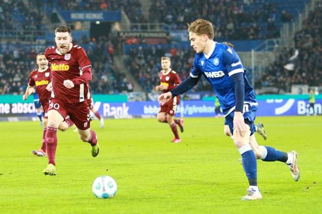 13.12.2024, xrekx, Fussball 2.Bundesliga, Karlsruher SC - Jahn Regensburg emspor, v.l. Christian Kühlwetter Kuehlwetter (SSV Jahn Regensburg) David Herold (Karlsruher SC) (DFL DFB REGULATIONS PROHIBIT ANY USE OF PHOTOGRAPHS as IMAGE SEQUENCES and or QUASI-VIDEO) Karlsruhe