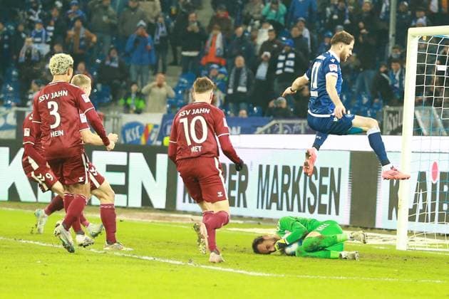 13.12.2024, xrekx, Fussball 2.Bundesliga, Karlsruher SC - Jahn Regensburg emspor, v.l. Eric Hottmann (SSV Jahn Regensburg) Bryan Hein (SSV Jahn Regensburg) Louis Breunig (SSV Jahn Regensburg) Christian Viet (SSV Jahn Regensburg) bejubeln den gehaltenen Elfmeter von Felix Gebhardt (SSV Jahn Regensburg) Budu Zivzivadze (Karlsruher SC) (DFL DFB REGULATIONS PROHIBIT ANY USE OF PHOTOGRAPHS as IMAGE SEQUENCES and or QUASI-VIDEO) Karlsruhe