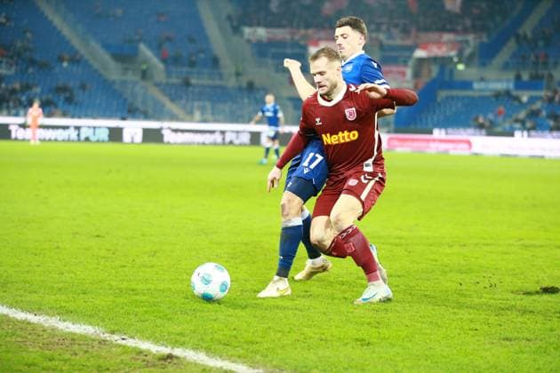 13.12.2024, xrekx, Fussball 2.Bundesliga, Karlsruher SC - Jahn Regensburg emspor, v.l. Nicolai Rapp (Karlsruher SC) Eric Hottmann (SSV Jahn Regensburg) (DFL DFB REGULATIONS PROHIBIT ANY USE OF PHOTOGRAPHS as IMAGE SEQUENCES and or QUASI-VIDEO) Karlsruhe