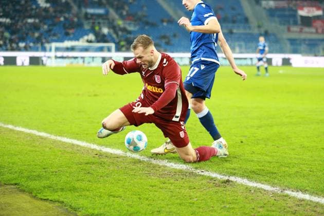 13.12.2024, xrekx, Fussball 2.Bundesliga, Karlsruher SC - Jahn Regensburg emspor, v.l. Nicolai Rapp (Karlsruher SC) Eric Hottmann (SSV Jahn Regensburg) (DFL DFB REGULATIONS PROHIBIT ANY USE OF PHOTOGRAPHS as IMAGE SEQUENCES and or QUASI-VIDEO) Karlsruhe
