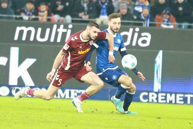 13.12.2024, xrekx, Fussball 2.Bundesliga, Karlsruher SC - Jahn Regensburg emspor, v.l. Rasim Bulic (SSV Jahn Regensburg) Fabian Schleusener (Karlsruher SC) (DFL DFB REGULATIONS PROHIBIT ANY USE OF PHOTOGRAPHS as IMAGE SEQUENCES and or QUASI-VIDEO) Karlsruhe