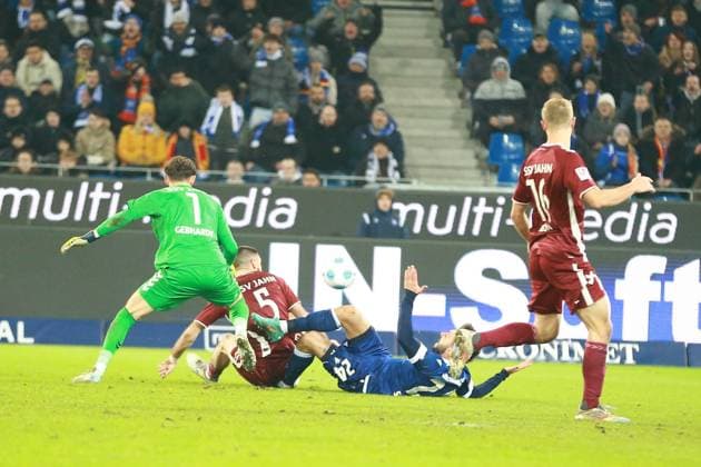 13.12.2024, xrekx, Fussball 2.Bundesliga, Karlsruher SC - Jahn Regensburg emspor, v.l. Felix Gebhardt (SSV Jahn Regensburg) Rasim Bulic (SSV Jahn Regensburg) Fabian Schleusener (Karlsruher SC) Louis Breunig (SSV Jahn Regensburg) (DFL DFB REGULATIONS PROHIBIT ANY USE OF PHOTOGRAPHS as IMAGE SEQUENCES and or QUASI-VIDEO) Karlsruhe