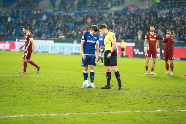 13.12.2024, xrekx, Fussball 2.Bundesliga, Karlsruher SC - Jahn Regensburg emspor, v.l. Marvin Wanitzek (Karlsruher SC) Elfmeter, Strafstoss, Elfmeterschiessen (DFL DFB REGULATIONS PROHIBIT ANY USE OF PHOTOGRAPHS as IMAGE SEQUENCES and or QUASI-VIDEO) Karlsruhe