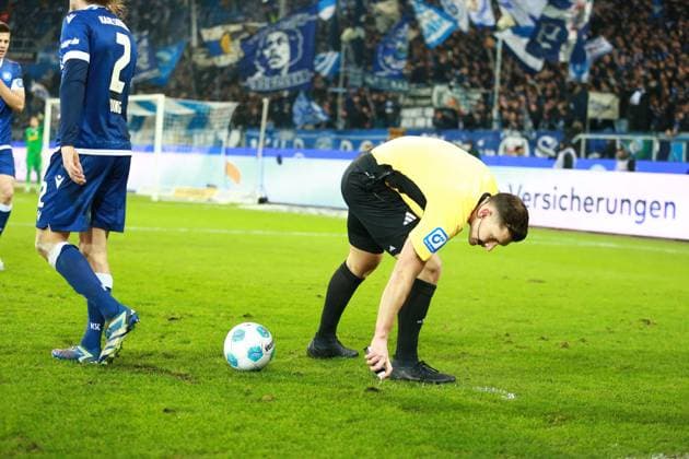 13.12.2024, xrekx, Fussball 2.Bundesliga, Karlsruher SC - Jahn Regensburg emspor, v.l. Sebastian Jung (Karlsruher SC) Schiedsrichter: Felix Prigan (DFL DFB REGULATIONS PROHIBIT ANY USE OF PHOTOGRAPHS as IMAGE SEQUENCES and or QUASI-VIDEO) Karlsruhe