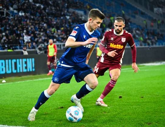 Marvin Wanitzek (Karlsruher SC) in Aktion gegen Robin Ziegele (Jahn Regensburg) waehrend des Spiels in der 2. Bundesliga zwischen dem Karlsruher SC und Jahn Regensburg im BBBank Wildpark am 13. December 2024 in Karlsruhe, Deutschland. (Foto von Silas Schueller DeFodi Images) +++ Marvin Wanitzek (Karlsruher SC) controls the ball against Robin Ziegele (Jahn Regensburg) during the 2. Bundesliga match between Karlsruher SC and Jahn Regensburg at BBBank Wildpark on December 13, 2024 in Karlsruhe, Germany. (Photo by Silas Schueller DeFodi Images) DFB DFL REGULATIONS PROHIBIT ANY USE OF PHOTOGRAPHS AS IMAGE SEQUENCES AND OR QUASI-VIDEO. (Photo by Silas Schueller DeFodi Images) Defodi-738_738_KSCREG_20241213_1176