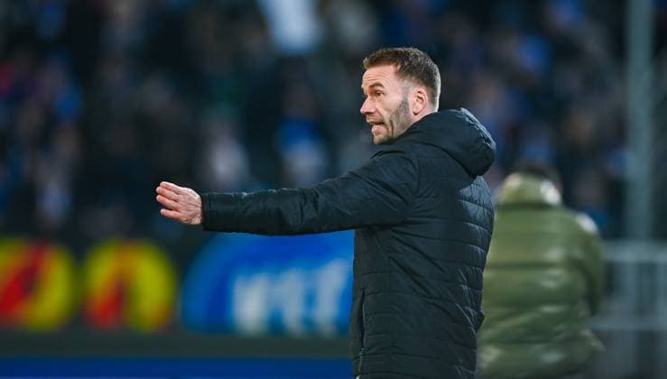 Trainer Andreas Patz (Jahn Regensburg) gestikuliert waehrend des Spiels in der 2. Bundesliga zwischen dem Karlsruher SC und Jahn Regensburg im BBBank Wildpark am 13. December 2024 in Karlsruhe, Deutschland. (Foto von Silas Schueller DeFodi Images) +++ Trainer Andreas Patz (Jahn Regensburg) gestures during the 2. Bundesliga match between Karlsruher SC and Jahn Regensburg at BBBank Wildpark on December 13, 2024 in Karlsruhe, Germany. (Photo by Silas Schueller DeFodi Images) DFB DFL REGULATIONS PROHIBIT ANY USE OF PHOTOGRAPHS AS IMAGE SEQUENCES AND OR QUASI-VIDEO. (Photo by Silas Schueller DeFodi Images) Defodi-738_738_KSCREG_20241213_803