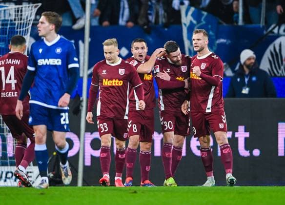Kai Proeger (Jahn Regensburg), Andreas Geipl (Jahn Regensburg), Christian Kuehlwetter (Jahn Regensburg) und Nico Hottmann (Jahn Regensburg) bejubeln das erste Tor ihrer Mannschaft waehrend des Spiels in der 2. Bundesliga zwischen dem Karlsruher SC und Jahn Regensburg im BBBank Wildpark am 13. December 2024 in Karlsruhe, Deutschland. (Foto von Silas Schueller DeFodi Images) +++ Kai Proeger (Jahn Regensburg), Andreas Geipl (Jahn Regensburg), Christian Kuehlwetter (Jahn Regensburg) und Nico Hottmann (Jahn Regensburg) celebrate their team s first goal during the 2. Bundesliga match between Karlsruher SC and Jahn Regensburg at BBBank Wildpark on December 13, 2024 in Karlsruhe, Germany. (Photo by Silas Schueller DeFodi Images) DFB DFL REGULATIONS PROHIBIT ANY USE OF PHOTOGRAPHS AS IMAGE SEQUENCES AND OR QUASI-VIDEO. (Photo by Silas Schueller DeFodi Images) Defodi-738_738_KSCREG_20241213_873