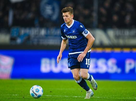 Marvin Wanitzek (Karlsruher SC) in Aktion waehrend des Spiels in der 2. Bundesliga zwischen dem Karlsruher SC und Jahn Regensburg im BBBank Wildpark am 13. December 2024 in Karlsruhe, Deutschland. (Foto von Silas Schueller DeFodi Images) +++ Marvin Wanitzek (Karlsruher SC) controls the ball during the 2. Bundesliga match between Karlsruher SC and Jahn Regensburg at BBBank Wildpark on December 13, 2024 in Karlsruhe, Germany. (Photo by Silas Schueller DeFodi Images) DFB DFL REGULATIONS PROHIBIT ANY USE OF PHOTOGRAPHS AS IMAGE SEQUENCES AND OR QUASI-VIDEO. (Photo by Silas Schueller DeFodi Images) Defodi-738_738_KSCREG_20241213_886