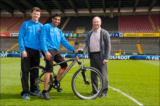 overhandiging fietsen Walter Godefroot aan Ronald Vargas BRUGGE, 15 04 2011, SPORT FOOTBALL VOETBAL CLUB BRUGGE CLUB BRUGES OVERHANDIGING FIETSEN WALTER GOEDEFROOT RONALD VARGAS PICTURE BY FLORIAN VAN EENOO COPYRIGHT FLORIAN VAN EENOO PHOTO NEWS Brugge BELGIUM BELGIQUE BELGIE  Copyright: xFvex sport: overhandiging fietsen Walter Godefroot aan