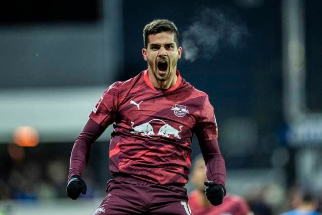Jubel nach dem Tor zum 2:0 per Elfmeter durch Leipzigs Andre Silva. Fussball 1. Bundesliga, 13. Spieltag: Holstein Kiel - RB Leipzig. 7. Dezember 2024: Kiel, Holstein-Stadion. Holstein Kiel - RB Leipzig