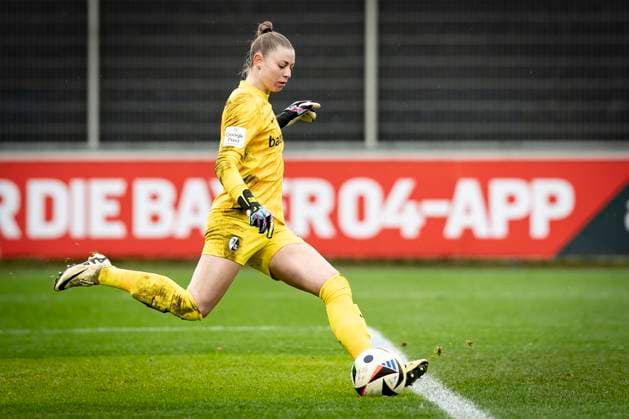 Frauen Fußball-Bundesliga; Bayer 04 Leverkusen - SC Freiburg, 14.12.2024 Torhüterin Rafaela Borggräfe (SC Freiburg, 12); Bayer 04 Leverkusen - SC Freiburg an Spieltag 12 der Google Pixel Frauen-Bundesliga am 14.12.2024 im Ulrich-Haberland-Stadion in Leverkusen (Nordrhein-Westfalen). DFL REGULATIONS PROHIBIT ANY USE OF PHOTOGRAPHS AS IMAGE SEQUENCES AND OR QUASI-VIDEO. Copyright: xBEAUTIFULxSPORTS AxelxKohringx