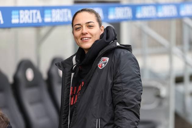 3. Liga; SV Wehen Wiesbaden - FC Ingolstadt 04; gut gelaunt Cheftrainerin Sabrina Wittmann (FCI) vor dem Spiel 3. Liga - FC Ingolstadt 04 Saison 2024 2025 SV Wehen Wiesbaden