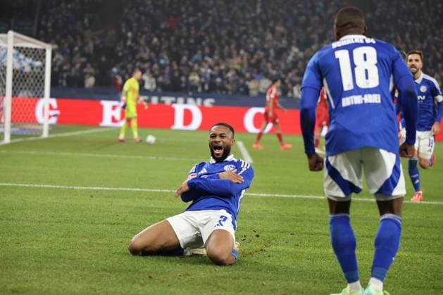 Die Spieler vom FC Schalke 04 freuen sich über das Tor zum 1:1 durch Moussa Sylla (FC Schalke 04) beim Spiel der 2. BL (Saison 2024 25) FC Schalke 04 - Fortuna Düsseldorf Copyright: Thomas Pakusch *** The players of FC Schalke 04 are happy about the goal to 1 1 by Moussa Sylla FC Schalke 04 during the match of the 2 BL season 2024 25 FC Schalke 04 Fortuna Düsseldorf Copyright Thomas Pakusch