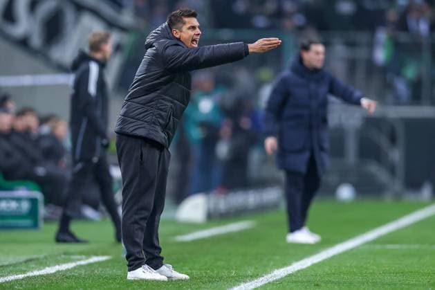 14.12.2024, Fußball, Borussia Mönchengladbach - Holstein Kiel, 1. Fußball Bundesliga, Borussia-Park, Saison 2024 2025: Cheftrainer Marcel Rapp (Trainer Kiel) steht gestikulierend am Spielfeldrand DFB regulations prohibit any use of photographs as image sequences and or quasi-video. Nordrhein-Westfalen Deutschland