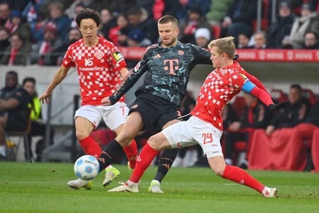 v.li:Jae Sung LEE (1.FSV Mainz 05), Eric DIER (Bayern Muenchen), Jonathan BURKHARDT (1.FSV Mainz 05), Aktion,Zweikampf. Fussball 1. Bundesliga Saison 2024 2025, 14.Spieltag, Spieltag14 1.FSV Mainz 05 -FC Bayern Muenchen am 14.12.2024, MEWA ARENA