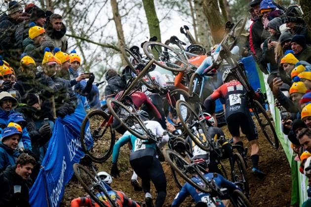 Sport Bilder des Tages the pack of the riders pictured in action during the men s elite race at the Herentals Crosst cyclocross cycling event on Saturday 14 December 2024 in Herentals, stage 4 8 in the X2O Badkamers Trofee Veldrijden competition. JASPERxJACOBS  x108249281x
