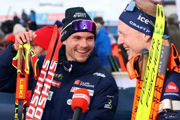 IBU Worldcup Biathlon Hochfilzen 2024, 14.12.2024 Biathlon, IBU Worldcup Biathlon Hochfilzen 2024, 14.12.2024, Verfolgung Herren Bild: BOE Johannes Thingnes ( 1, NOR, Gold) und JACQUELIN Emilien ( 14, FRA, Silber) lachend und vereint nach Sturzduell der Beiden. Interview. Copyright: xBEAUTIFULxSPORTS NilsxKoepkex