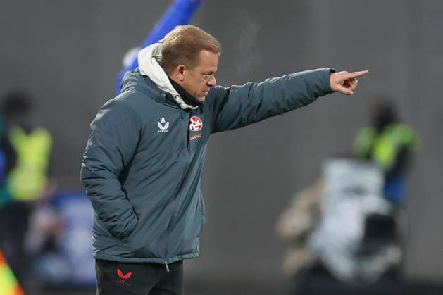 Trainer Markus Anfang (1. FC Kaiserslautern) gestikuliert, 2. Bundesliga, SV Darmstadt 98 vs 1. FC Kaiserslautern, Merck-Stadion am Böllenfalltor am 14. December 2024 in Darmstadt, Deutschland. (Foto von Marco Steinbrenner DeFodi Images) Trainer Markus Anfang (1. FC Kaiserslautern) gestures, 2. Bundesliga, SV Darmstadt 98 vs 1. FC Kaiserslautern, Merck-Stadion am Böllenfalltor, December 14, 2024 in Darmstadt, Germany. (Photo by Marco Steinbrenner DeFodi Images) DFB DFL REGULATIONS PROHIBIT ANY USE OF PHOTOGRAPHS AS IMAGE SEQUENCES AND OR QUASI-VIDEO. Defodi-700_darm_fck_20241214_003
