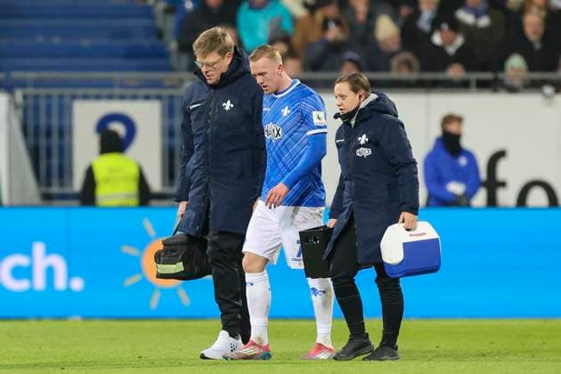Isac Lidberg (SV Darmstadt 98) verlaesst verletzt den Platz und wird ausgewechselt, 2. Bundesliga, SV Darmstadt 98 vs 1. FC Kaiserslautern, Merck-Stadion am Böllenfalltor am 14. December 2024 in Darmstadt, Deutschland. (Foto von Marco Steinbrenner DeFodi Images) Isac Lidberg (SV Darmstadt 98) leaves the pitch injured and is substituted, 2. Bundesliga, SV Darmstadt 98 vs 1. FC Kaiserslautern, Merck-Stadion am Böllenfalltor, December 14, 2024 in Darmstadt, Germany. (Photo by Marco Steinbrenner DeFodi Images) DFB DFL REGULATIONS PROHIBIT ANY USE OF PHOTOGRAPHS AS IMAGE SEQUENCES AND OR QUASI-VIDEO. Defodi-700_darm_fck_20241214_006