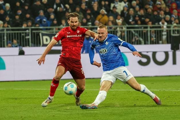 2024.12.14 xJFAx 2.Bundesliga SV Darmstadt 98 - 1.FC Kaiserslautern v.l., Jannis Heuer (1.FC Kaiserslautern), Isac Alexi Sivert Lidberg (SV Darmstadt 98), Zweikampf, Action, Aktion, Battles for the Ball (DFL DFB REGULATIONS PROHIBIT ANY USE OF PHOTOGRAPHS as IMAGE SEQUENCES and or QUASI-VIDEO)