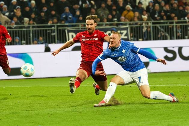 2024.12.14 xJFAx 2.Bundesliga SV Darmstadt 98 - 1.FC Kaiserslautern v.l., Jannis Heuer (1.FC Kaiserslautern), Isac Alexi Sivert Lidberg (SV Darmstadt 98), Zweikampf, Action, Aktion, Battles for the Ball (DFL DFB REGULATIONS PROHIBIT ANY USE OF PHOTOGRAPHS as IMAGE SEQUENCES and or QUASI-VIDEO)