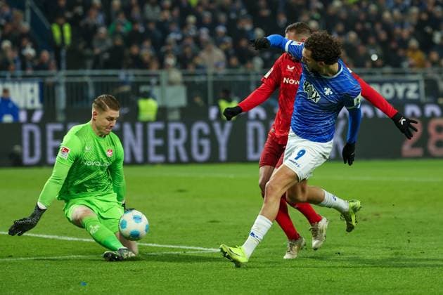 2024.12.14 xJFAx 2.Bundesliga SV Darmstadt 98 - 1.FC Kaiserslautern v.l., Fraser Hornby (SV Darmstadt 98) scheitert an Torwart Julian Krahl (1.FC Kaiserslautern) (DFL DFB REGULATIONS PROHIBIT ANY USE OF PHOTOGRAPHS as IMAGE SEQUENCES and or QUASI-VIDEO)