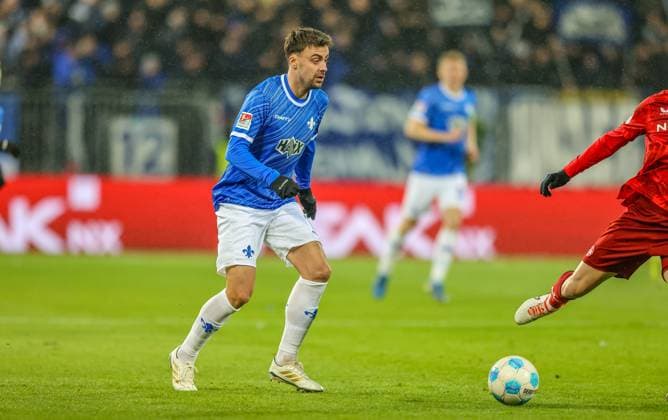 GER, Darmstadt, SV Darmstadt 98 vs 1. FC Kaiserlautern, 2. Bundesliga, Fussball, DFB, Spielzeit 2024 2025, Merck-Stadion am Böllenfalltor, 16. Spieltag, im Bild: Philipp Förster (SV Darmstadt 98) DFB DFL REGULATIONS PROHIBIT ANY USE OF PHOTOGRAPHS AS IMAGE SEQUENCES AND OR QUASI-VIDEO, 14.12.2024,