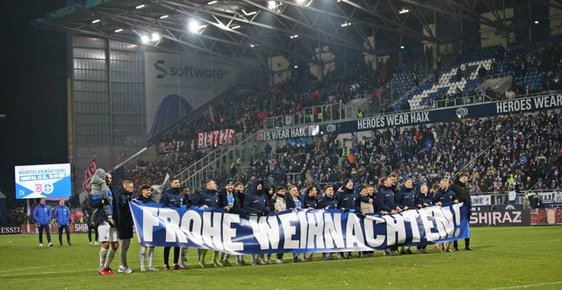 14.12.2024, xmohx, Fussball 2.Bundesliga, SV Darmstadt 98 - 1.FC Kaiserslautern emspor, v.l. Darmstädter Mannschaft vor dem fanblock (DFL DFB REGULATIONS PROHIBIT ANY USE OF PHOTOGRAPHS as IMAGE SEQUENCES and or QUASI-VIDEO) Darmstadt