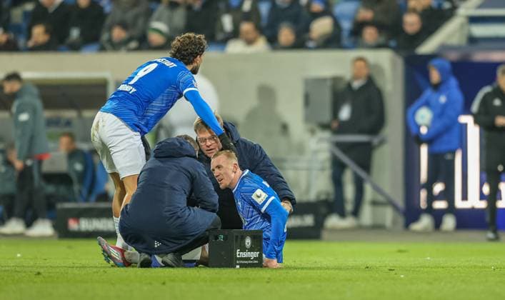 GER, Darmstadt, SV Darmstadt 98 vs 1. FC Kaiserlautern, 2. Bundesliga, Fussball, DFB, Spielzeit 2024 2025, Merck-Stadion am Böllenfalltor, 16. Spieltag, im Bild: Verletzung bei Isac Lidberg (SV Darmstadt 98 7) DFB DFL REGULATIONS PROHIBIT ANY USE OF PHOTOGRAPHS AS IMAGE SEQUENCES AND OR QUASI-VIDEO, 14.12.2024,