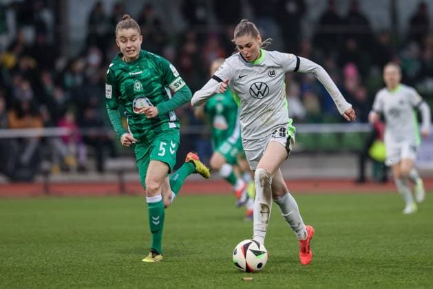 v.li.: Michelle Ulbrich (SV Werder Bremen, 5) und Jule Brand (VfL Wolfsburg, 29) im Zweikampf, Duell, Dynamik, Aktion, Action, Spielszene, DIE DFB-RICHTLINIEN UNTERSAGEN JEGLICHE NUTZUNG VON FOTOS ALS SEQUENZBILDER UND ODER VIDEOÄHNLICHE FOTOSTRECKEN. DFB REGULATIONS PROHIBIT ANY USE OF PHOTOGRAPHS AS IMAGE SEQUENCES AND OR QUASI-VIDEO., 14.12.2024, Bremen (Deutschland), Fussball, Google Pixel Frauen-Bundesliga, SV Werder Bremen - VfL Wolfsburg