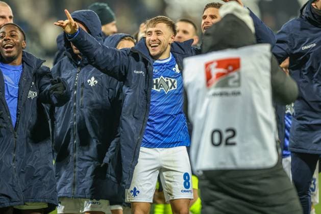 GER, Darmstadt, SV Darmstadt 98 vs 1. FC Kaiserlautern, 2. Bundesliga, Fussball, DFB, Spielzeit 2024 2025, Merck-Stadion am Böllenfalltor, 16. Spieltag, im Bild: Spieler SV Darmstadt 98 feiern nach dem Sieg mit ihren Fans DFB DFL REGULATIONS PROHIBIT ANY USE OF PHOTOGRAPHS AS IMAGE SEQUENCES AND OR QUASI-VIDEO, 14.12.2024,