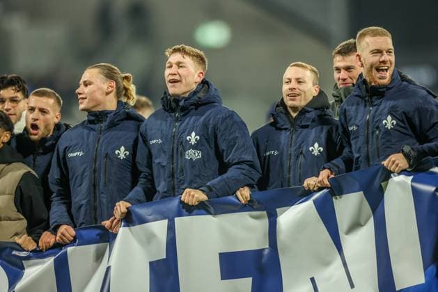 GER, Darmstadt, SV Darmstadt 98 vs 1. FC Kaiserlautern, 2. Bundesliga, Fussball, DFB, Spielzeit 2024 2025, Merck-Stadion am Böllenfalltor, 16. Spieltag, im Bild: Spieler SV Darmstadt 98 feiern nach dem Sieg mit ihren Fans DFB DFL REGULATIONS PROHIBIT ANY USE OF PHOTOGRAPHS AS IMAGE SEQUENCES AND OR QUASI-VIDEO, 14.12.2024,