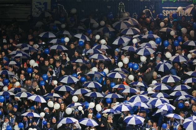 Sport Bilder des Tages 2024.12.14 xJFAx 2.Bundesliga SV Darmstadt 98 - 1.FC Kaiserslautern v.l., SV Darmstadt 98 Choreografie der Frankfurter Fans. Fans,Stimmung, Schals, Trikots, Emotionen mit Blau Weisse Regenschirme (DFL DFB REGULATIONS PROHIBIT ANY USE OF PHOTOGRAPHS as IMAGE SEQUENCES and or QUASI-VIDEO)