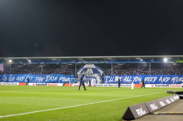 2024.12.14 xJFAx 2.Bundesliga SV Darmstadt 98 - 1.FC Kaiserslautern v.l., SV Darmstadt 98 Choreografie der Frankfurter Fans. Fans,Stimmung, Schals, Trikots, Emotionen mit Blau Weisse Regenschirme (DFL DFB REGULATIONS PROHIBIT ANY USE OF PHOTOGRAPHS as IMAGE SEQUENCES and or QUASI-VIDEO)