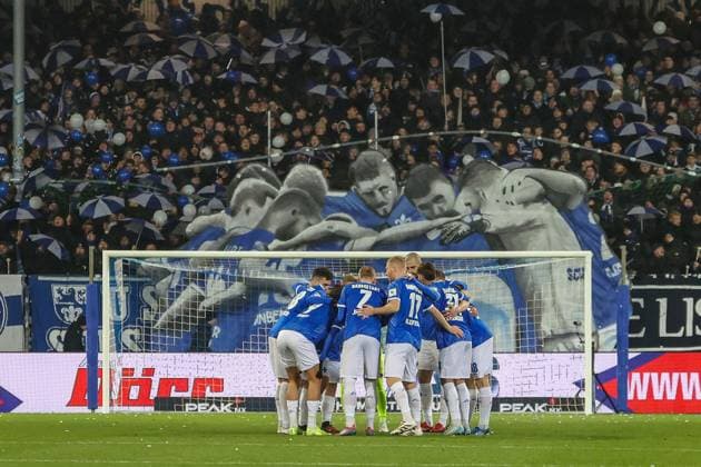 Sport Bilder des Tages 2024.12.14 xJFAx 2.Bundesliga SV Darmstadt 98 - 1.FC Kaiserslautern v.l., Die Mannschaft von SV Darmstadt 98 macht ein Kreis vor dem Spiel, Zusammenhalt, Motivation, Teamgeist, SV Darmstadt 98 Choreografie der Frankfurter Fans. Fans,Stimmung, Schals, Trikots, Emotionen (DFL DFB REGULATIONS PROHIBIT ANY USE OF PHOTOGRAPHS as IMAGE SEQUENCES and or QUASI-VIDEO)