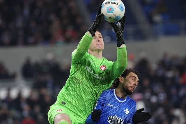 2024.12.14 xJFAx 2.Bundesliga SV Darmstadt 98 - 1.FC Kaiserslautern v.l., Torwart Julian Krahl (1.FC Kaiserslautern), Fraser Hornby (SV Darmstadt 98) Zweikampf, Action, Aktion, Battles for the Ball (DFL DFB REGULATIONS PROHIBIT ANY USE OF PHOTOGRAPHS as IMAGE SEQUENCES and or QUASI-VIDEO)