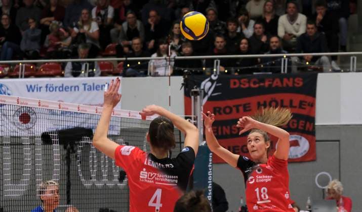 14.12.2024, Dresdens Sarah Straube stellt für Dresdens Nathalie Lemmens, Volleyball, 1. Bundesliga, Dresdner SC - VC Wiesbaden 3:1. c Dresden