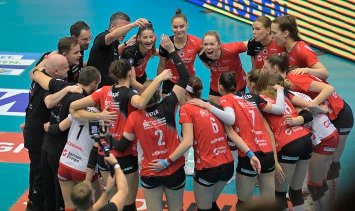 14.12.2024, Spielerinnen und Trainerteam zu Spielbeginn, Volleyball, 1. Bundesliga, Dresdner SC - VC Wiesbaden 3:1. c Dresden