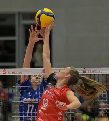 14.12.2024, Dresdens Sarah Straube und Wiesbadens Celine Jebens am Netz, Volleyball, 1. Bundesliga, Dresdner SC - VC Wiesbaden 3:1. c Dresden
