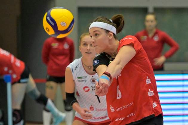 14.12.2024, Dresdens Victoria Demidova bei der Annahme, hinten Dresdens Patricia Nestler, Volleyball, 1. Bundesliga, Dresdner SC - VC Wiesbaden 3:1. c Dresden